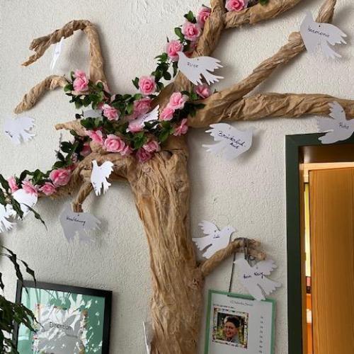 Der Baum an der Dirktorinnentür ist mit Friedenstauben geschmückt