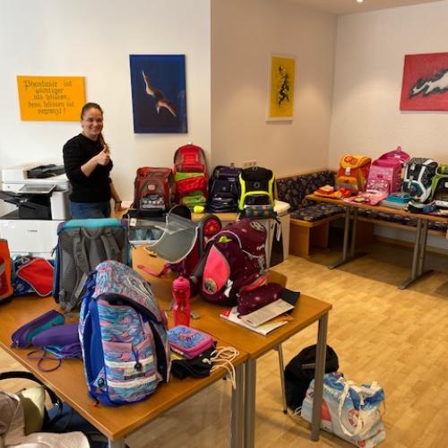 Zusammen mit der Heimdirektorin aus der Ukraine werden die Schultaschen samt Inhalt begutachtet