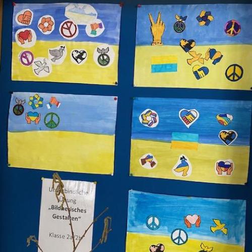 Fahnenbilder der Ukraine mit Friedenssymbolen