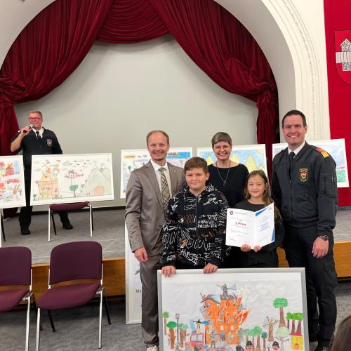 Gruppenbild mit Brandmeister, Vizebürgermeister, Direktorin und den Kindern