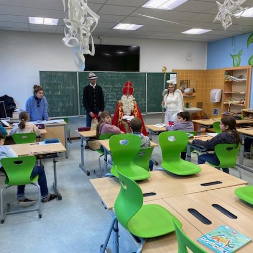Nikolaus-Besuch in der Ukraine-Klasse  mit Hirte und Engel