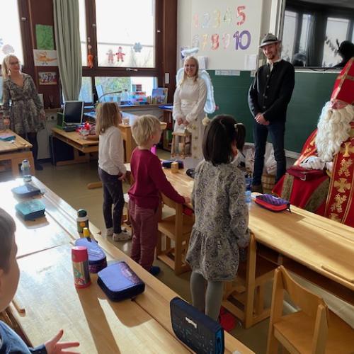 Nikolaus-Besuch in den ersten Klassen  mit Hirte und Engel