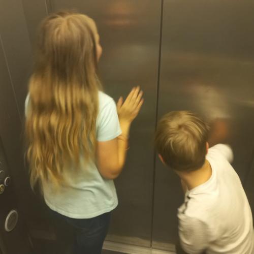 Die Schauspielkinder klopfen von innen an die Lifttür