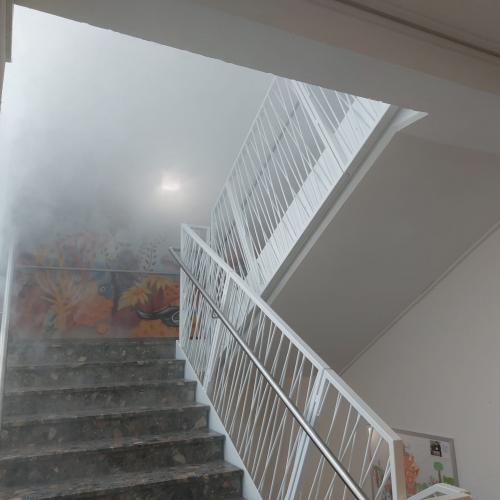 Der Rauch kommt die Treppe herab