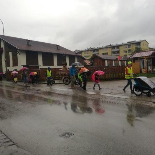 Die Gruppe geht im Regen Richtung Schule