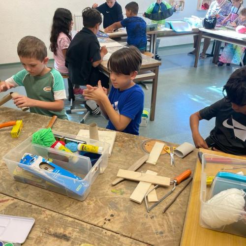 Kinder werken mit verschiedenen Materialien