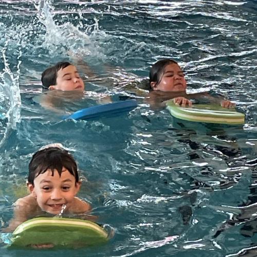 Kinder im Wasser