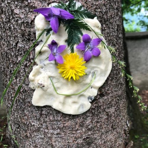 Baumgeist aus Teig und Blüten gemacht