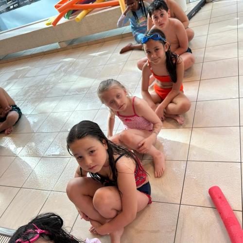 Kinder sitzen hintereinander und warten 