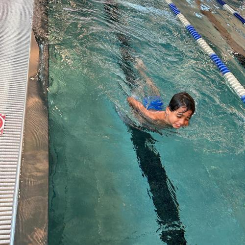Kind schwimmt im Wasser
