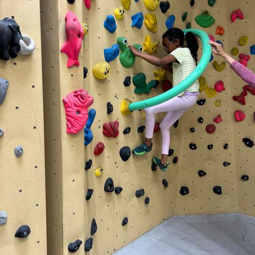 Kind in der Boulderhalle