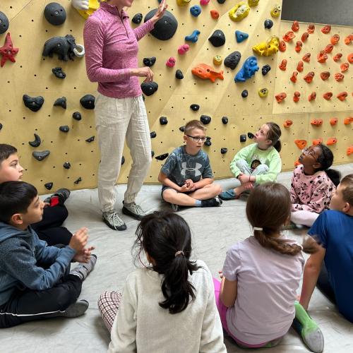 Kinder sitzen im Kreis und hören gut zu