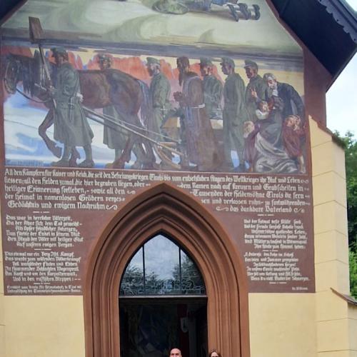 Gruppenbild vor der Kapelle am Tummelplatz