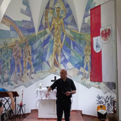 Pfarrer Girolamo steht vor dem Altar