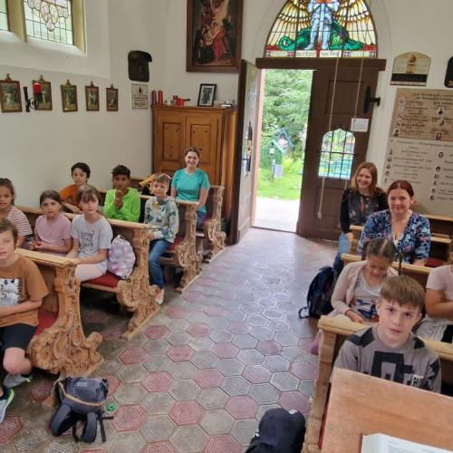 Blick vom Altar in Richtung nach hinten und den Kindern