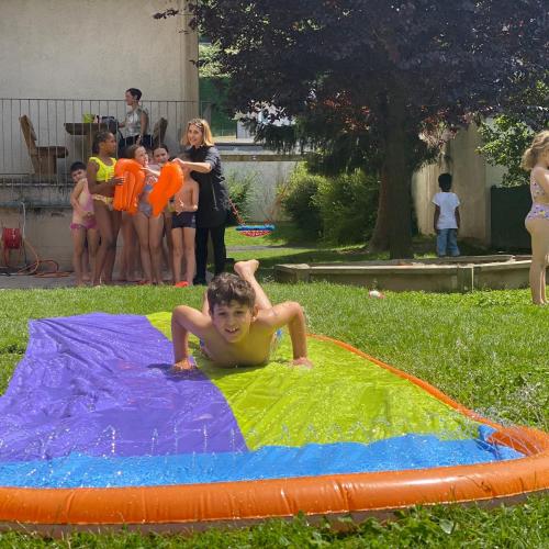 Junge rutscht bäuchlings