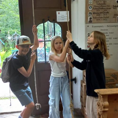 Kinder ziehen an den Seilen für die Glocken