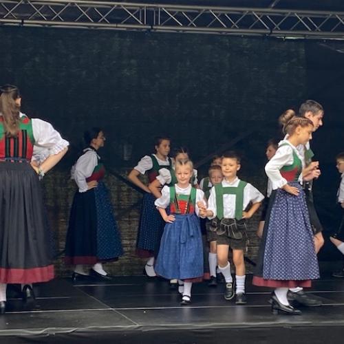 der Trachtenverein tanzt auf der Bühne