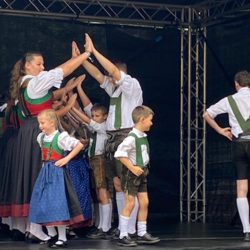 der Trachtenverein tanzt auf der Bühne