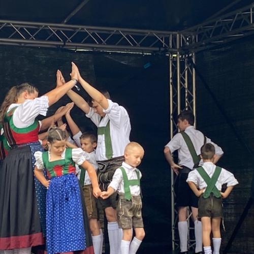 der Trachtenverein tanzt auf der Bühne