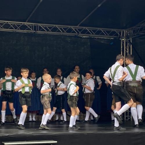 der Trachtenverein tanzt auf der Bühne