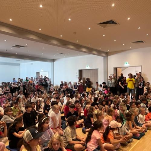 Blick in den Zuschauerraum - Kinder und Erwachsene sitzen und stehen dichtgedrängt