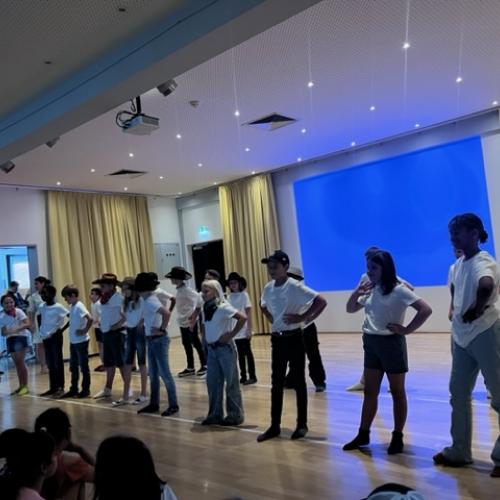 Die Kinder der 3a tanzen mit weißen T-Shirts