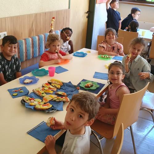 Nach dem Verkauf dürfen die Kinder selbst noch etwas essen