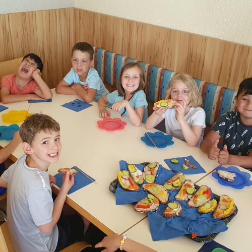 Nach dem Verkauf dürfen die Kinder selbst noch etwas essen