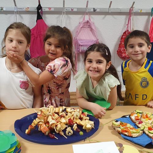 Die Kinder verkaufen die Jause