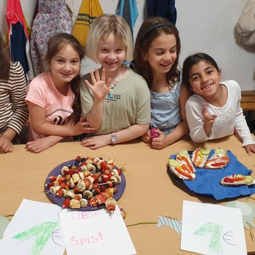Die Kinder verkaufen die Jause