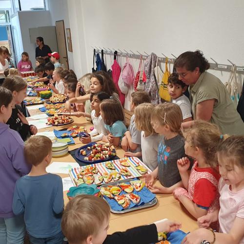 Die Kinder verkaufen die Jause