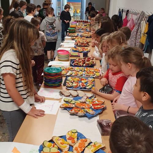 Kinder verkaufen die gesunde Jause