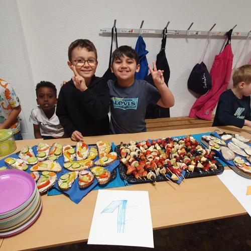 Kinder verkaufen die gesunde Jause
