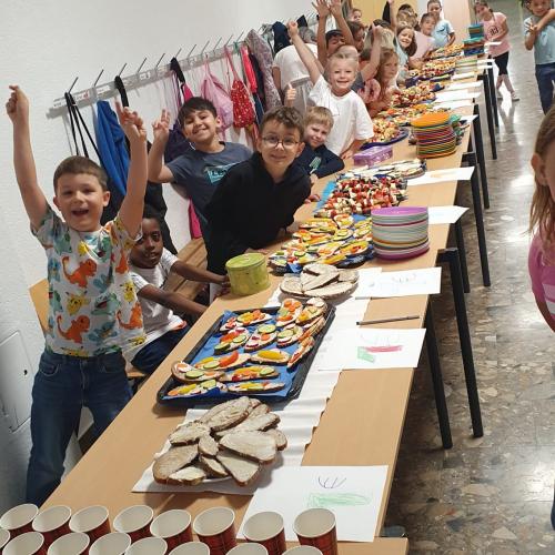 Kinder verkaufen die gesunde Jause