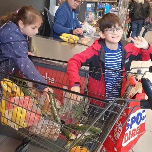 Kinder kaufen für die gesunde Jause ein