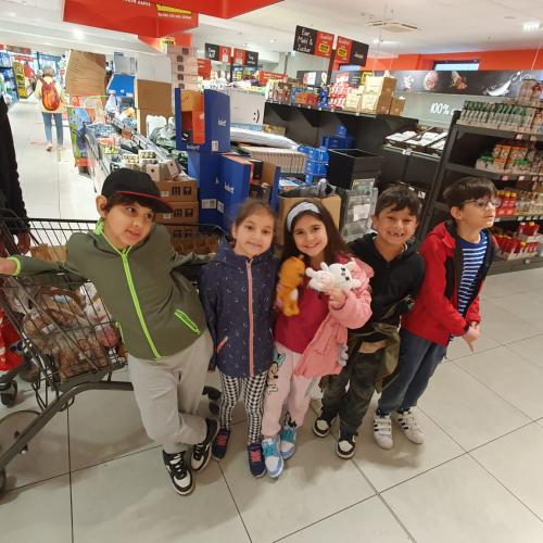 Kinder kaufen für die gesunde Jause ein