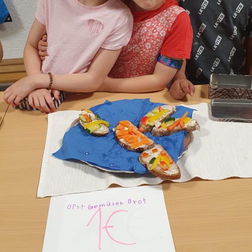Kinder verkaufen die gesunde Jause 