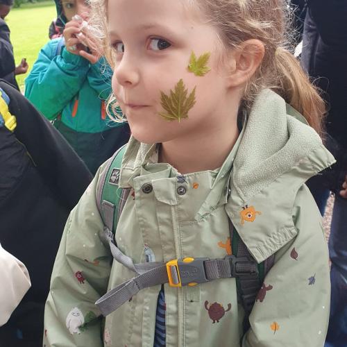 Die Kinder machen sich Natur-Tattoos