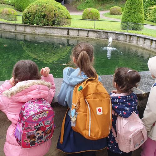 Die Kinder beobachten Enten