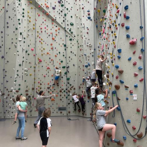 Kinder klettern im Kletterzentrum