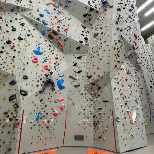 Kinder klettern im Kletterzentrum