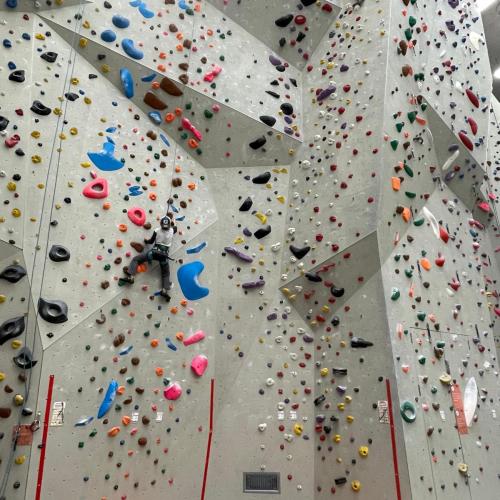 Kinder klettern im Kletterzentrum