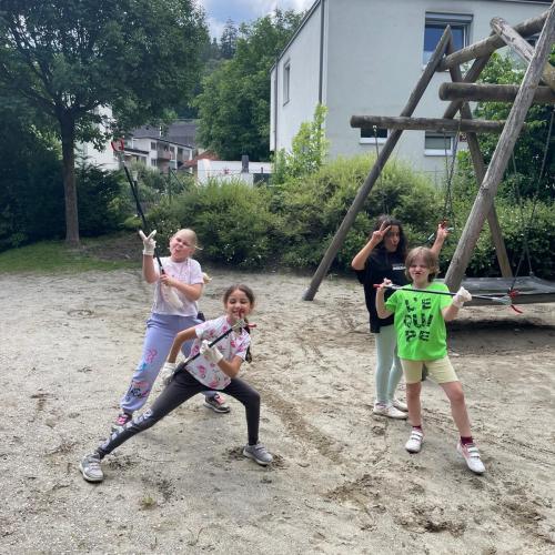 Die Kinder sammeln Müll