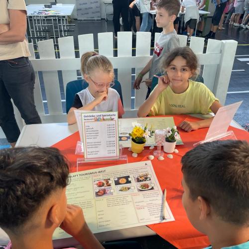 Station Tourismus; Aufgaben im Restaurant kennenlernen