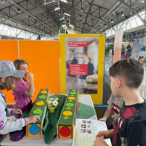 Station Tourismus; Aufgaben im Restaurant kennenlernen