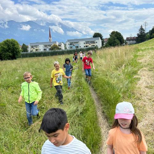 Die Kinder sammeln Müll