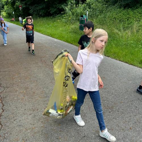 Die Kinder sammeln Müll