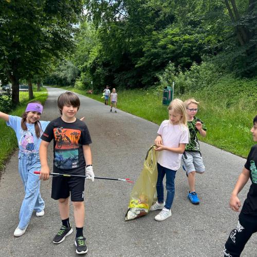 Die Kinder sammeln Müll