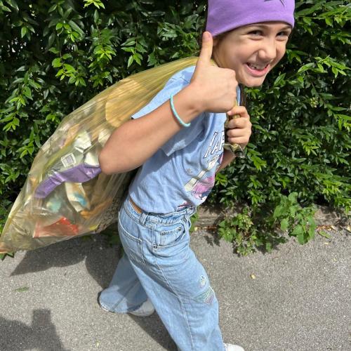 Die Kinder sammeln Müll